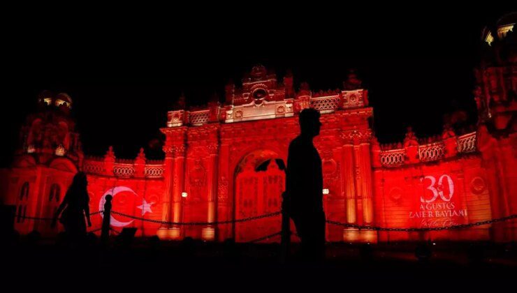 30 Ağustos Zafer Bayramı’nda İstanbul’daki Tarihi Mekanlar Işıklandırıldı