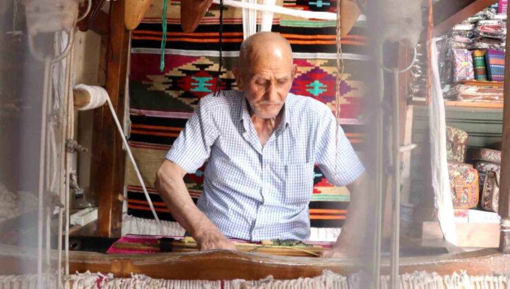 82 Yaşındaki Kilim Ustası Yaşar Elbir, Geleneksel Yöntemlerle Mesleğini Sürdürüyor