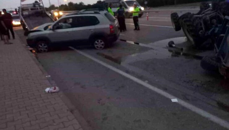 Adana’da otomobil ile traktör çarpıştı: 3 kişi yaralandı