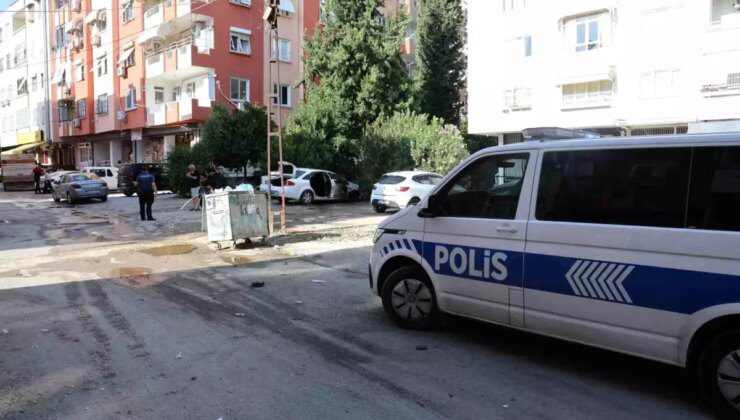 Adana’da park halindeki otomobil yangını söndürüldü