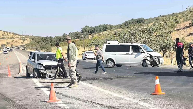 Adıyaman’da otomobil ile minibüs çarpıştı: 3 yaralı