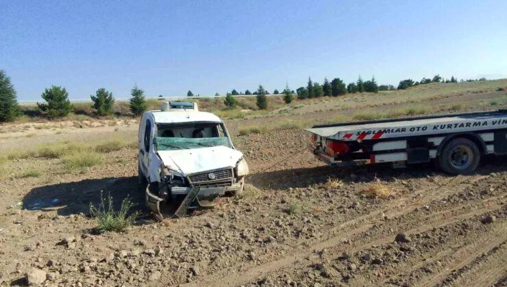 Afyonkarahisar’da kamyonet kaza yaptı, 2 kişi yaralandı