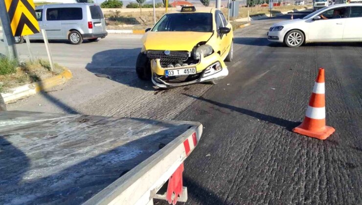 Afyonkarahisar’da ticari taksi ile otomobil çarpıştı, 2 kişi yaralandı