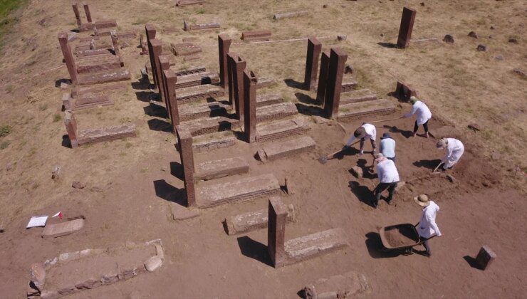 Ahlat’taki Selçuklu Meydan Mezarlığı’nda Restorasyon Çalışmaları Devam Ediyor