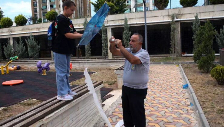 Ahşap oyuncak yapım ustası çocuklara uçurtma yapmayı öğretti