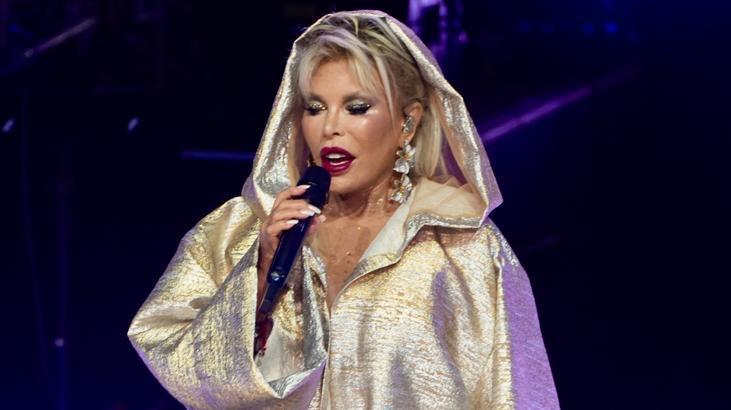 Ajda Pekkan, Harbiye Açıkhava’da konser verdi! Kıyafeti dikkat çekti