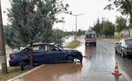 Aksaray’da Kontrolden Çıkan Otomobilin Kaza Yaptığı Kazada 2 Kişi Yaralandı