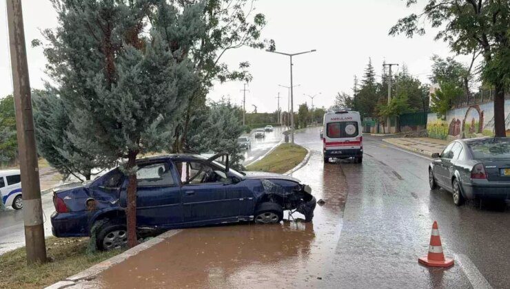 Aksaray’da Kontrolden Çıkan Otomobilin Kaza Yaptığı Kazada 2 Kişi Yaralandı