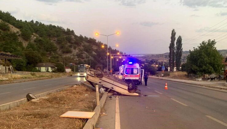 Amasya’da otomobil refüje dalıp aydınlatma direğine çarptı: 4 yaralı