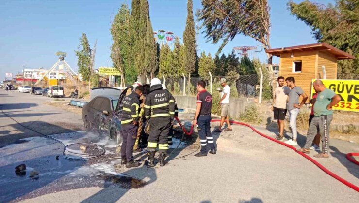 Antakya’da park halindeki otomobil yanmaya başladı