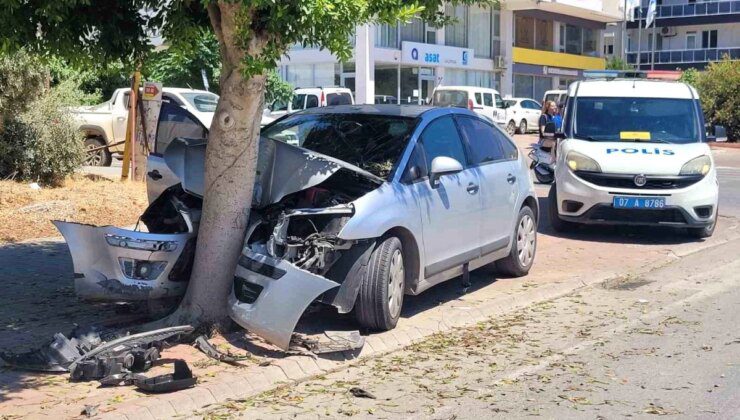 Antalya’da Otomobil Ağaca Çarptı, Sürücü Yara Almadan Kurtuldu