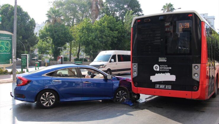 Antalya’da otomobil belediye otobüsüne çarptı