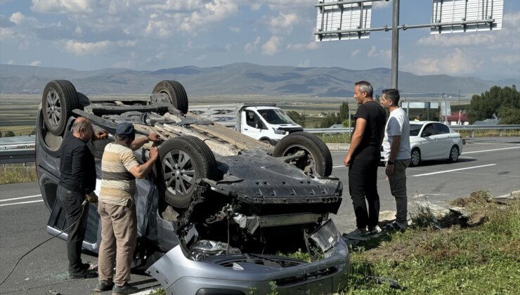 Ardahan’da kamyonet ile otomobilin çarpışması sonucu 7 kişi yaralandı