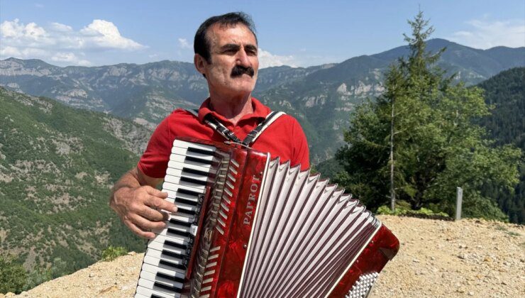 Artvin’in Şavşat ilçesinde 44 yıldır akordiyon çalan Mehmet Yılmaz