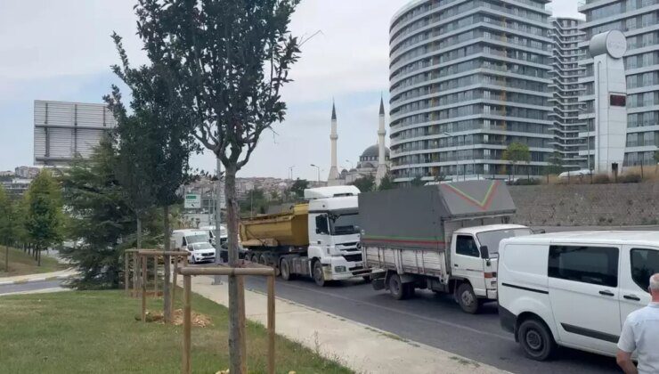 Bağcılar’da Otomobilin Çarptığı Kamyonet Devrildi