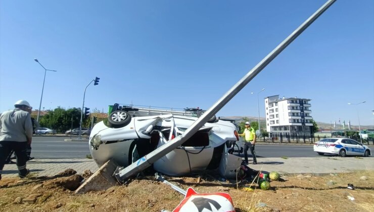 Bingöl’de otomobilin aydınlatma direğine çarpması sonucu 4 kişi yaralandı