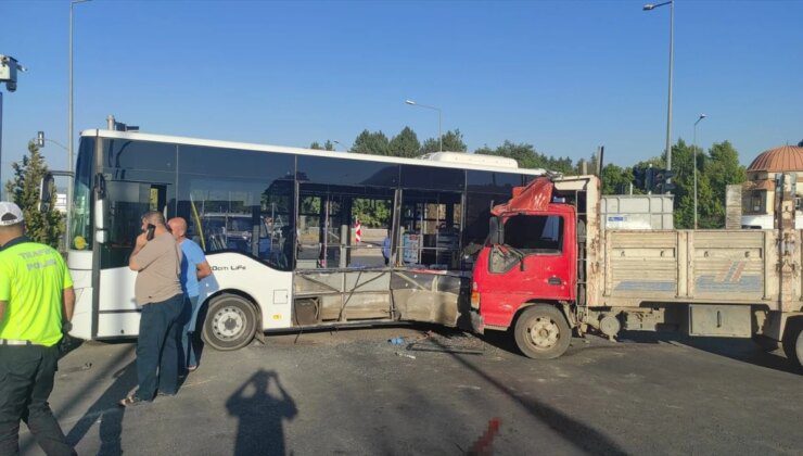 Bingöl’de özel halk otobüsü ile kamyonun karıştığı kaza anı kamerada