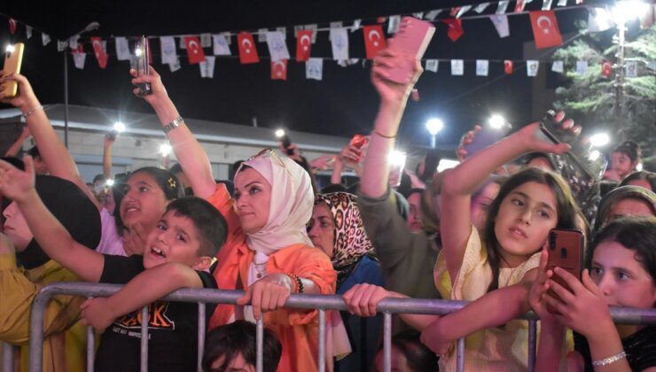 Bitlis’in düşman işgalinden kurtuluşunun 108. yıl dönümü etkinlikleri kapsamında Ender Balkır konser verdi