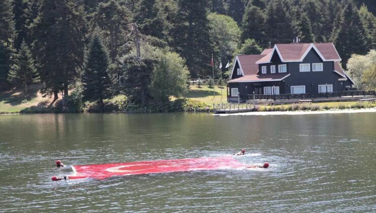 Bolu’da JAK Timi Gölcük Tabiat Parkı’nda Türk Bayrağı Açtı