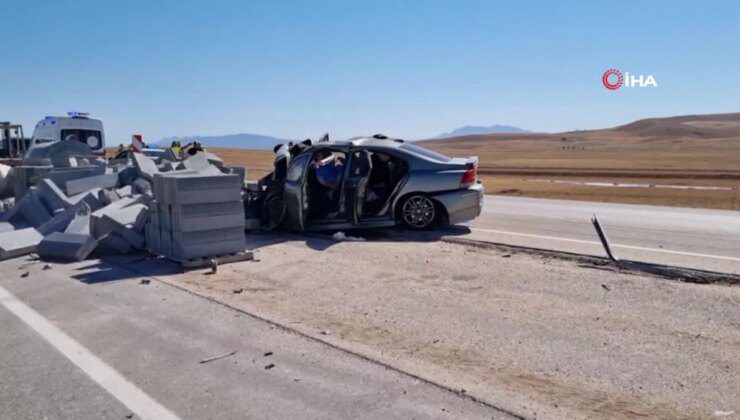 Burdur’da otomobil refüj yapımı için bırakılan bordür taşı yığınına çarptı, 2 ölü 1 yaralı