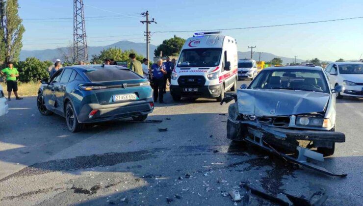 Bursa’da üç aracın karıştığı kazada 2 kişi hafif yaralandı