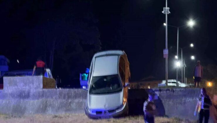 Çanakkale’de alkollü sürücü otopark duvarında asılı kaldı