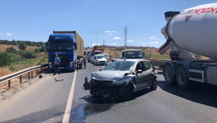 Çorlu’da bariyerlere çarpan otomobilin sürücüsü yaralandı