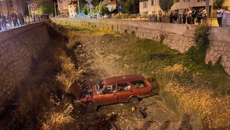 Çorum’un İskilip ilçesinde otomobil akarsu yatağına düştü, 3 kişi yaralandı