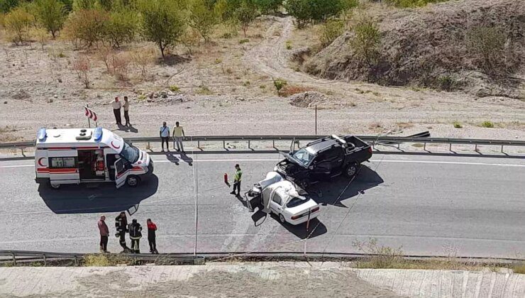 Denizli’de kafa kafaya çarpışan otomobillerde 1 ölü, 3 yaralı