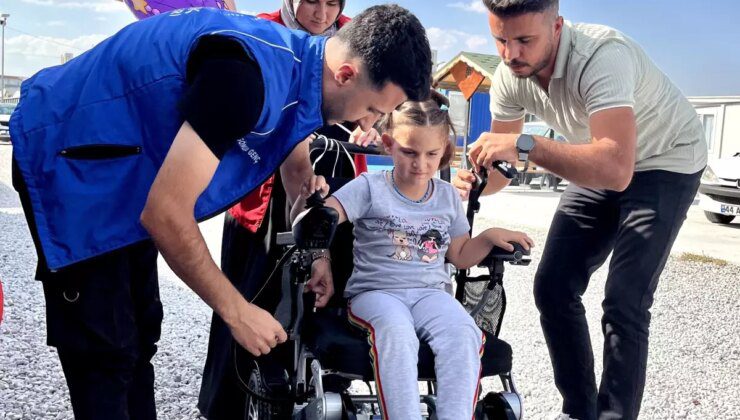 Depremzedeye akülü tekerlekli sandalye hediye edildi