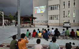 Dörtyol’da Kur’an kursu öğrencilerine açık hava sinema etkinliği düzenlendi