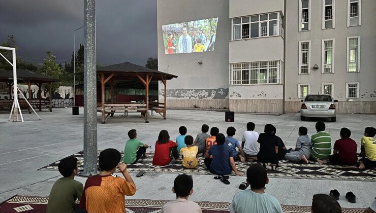 Dörtyol’da Kur’an kursu öğrencilerine açık hava sinema etkinliği düzenlendi