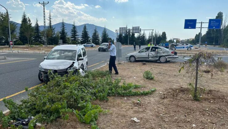 Elazığ’da Otomobil ile Hafif Ticari Araç Çarpıştı: 8 Yaralı