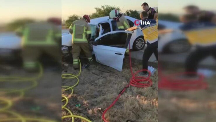 Elektrik direğine çarpan otomobilde sıkışan şahsı ekipler kurtardı