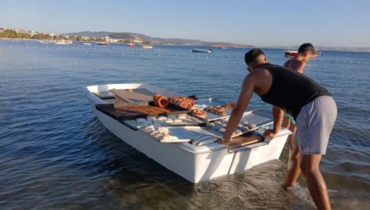 Erdek’te ‘deniz pastanesi’ hizmeti ile kayıklarda tatlı satışı yapılıyor