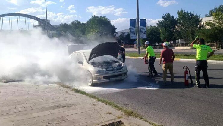 Erzincan’da Aşırı Sıcaklar Nedeniyle Otomobil Alev Aldı