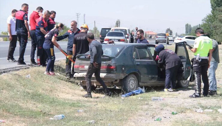 Erzincan’da Otomobil Şarampole Düştü: 4 Yaralı