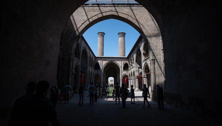 Erzurum Çifte Minareli Medrese’de sergilenen 113 eser dikkat çekiyor