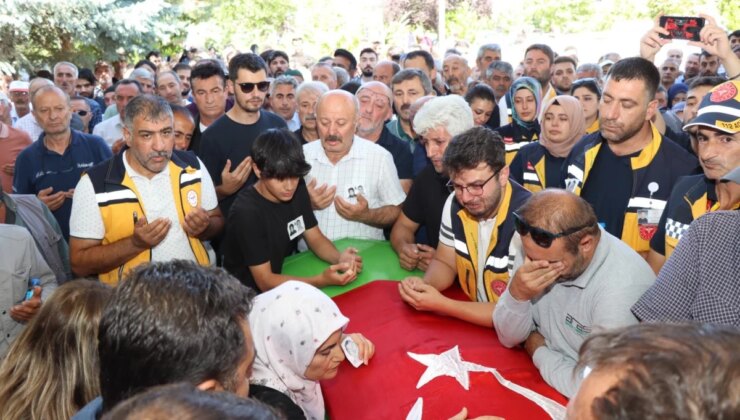 Erzurum’da trafik kazasında hayatını kaybeden hemşire ve ambulans sürücüsü son yolculuklarına uğurlandı