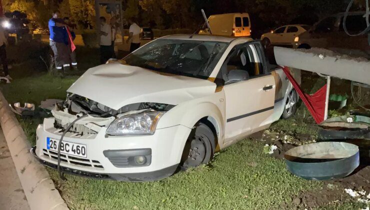 Eskişehir’de otomobil refüje çıkarak aydınlatma direğine çarptı: 3 yaralı