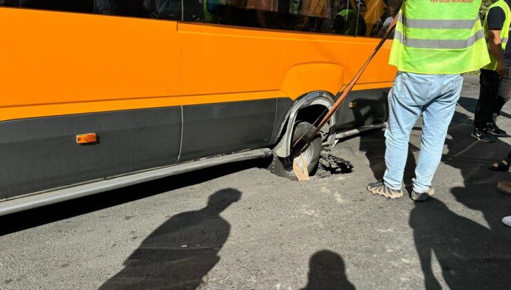 Fatih’te yol çökmesi sonucu minibüs çukura düştü