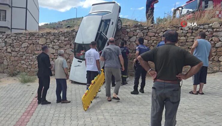 Fren ile gaz pedalının yerini karıştırdı: 5 metrelik duvarda asılı kaldı