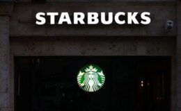 Gelirleri günbegün düşen Starbucks’ın bir numaralı ismi istifa etti