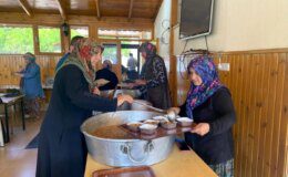 Gölpazarı Öğretmenevi’nden vatandaşlara aşure ikramı