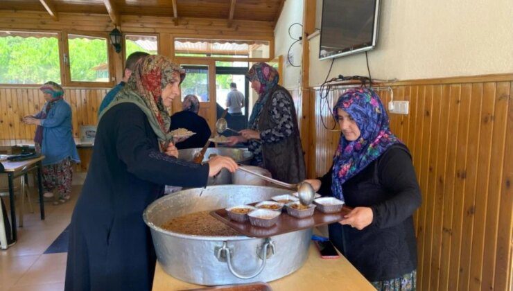 Gölpazarı Öğretmenevi’nden vatandaşlara aşure ikramı