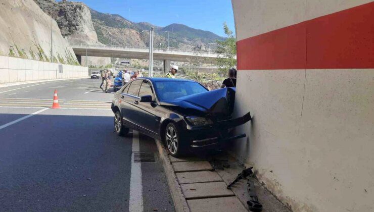 Gümüşhane’de Otomobil Tünel Girişinde Kaza: 2 Yaralı