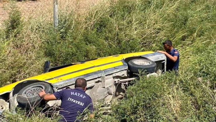 Hatay’da dere yatağına devrilen otomobilin sürücüsü yaralandı