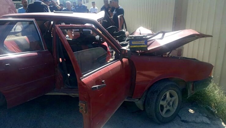 Hatay’da elektrik direğine çarparak hurdaya dönen otomobildeki 7 kişi yaralandı