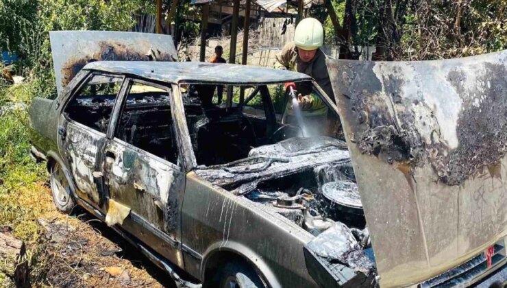 Hatay’da park halindeyken yanan otomobil kullanılamaz hale geldi