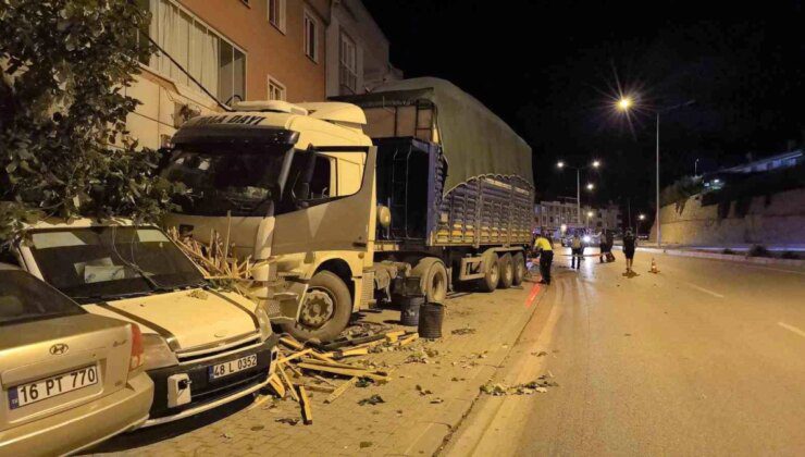 İnegöl’de freni boşalan tır direğe ve 4 araca çarptı